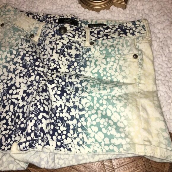 Jessica Simpson Forever Low Rise Ombre Floral Denim Shorts Size 29 - Picture 3 of 6